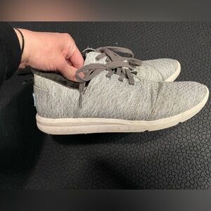 Toms Sneakers Size 9 in Women’s Gray & White in Color Del Ray